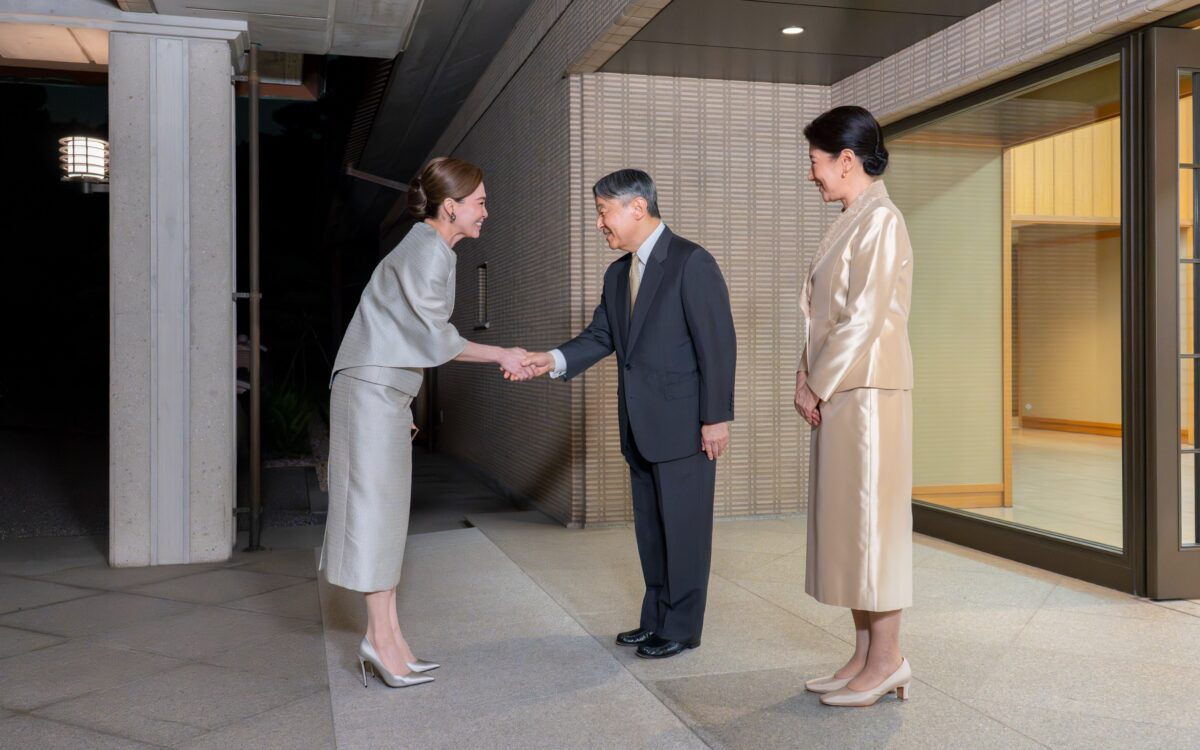 Königin Suthida von Thailand im salbeigrauen Kostüm schüttelt Kaiser Naruhito die Hand, Kaiserin Masako in Champagnerseide lächelt daneben, Kaiserliche Residenz Tokio - Foto: @kunaicho_jp