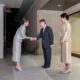 Königin Suthida von Thailand im salbeigrauen Kostüm schüttelt Kaiser Naruhito die Hand, Kaiserin Masako in Champagnerseide lächelt daneben, Kaiserliche Residenz Tokio - Foto: @kunaicho_jp